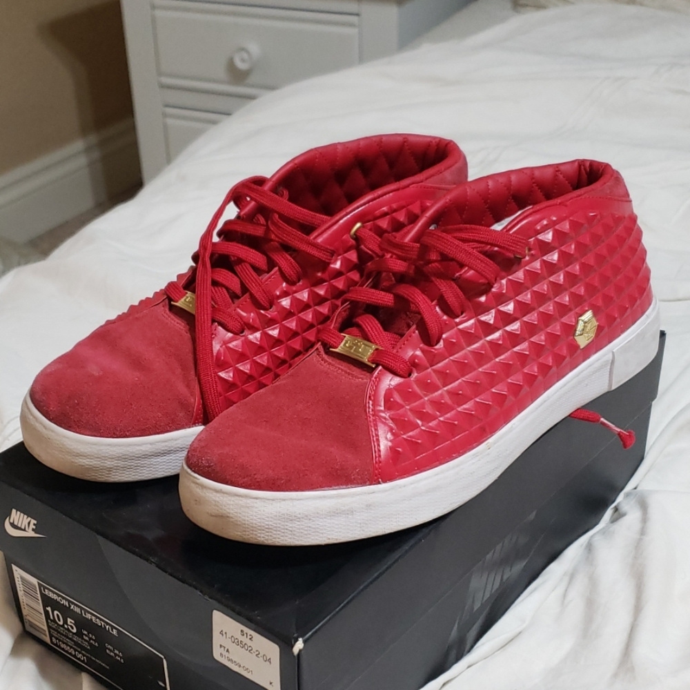 Nike Lebron XIII Lifestyle Sneakers Red